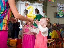 По завершении представления каждому ребенку Радуга подарила воздушный шарик