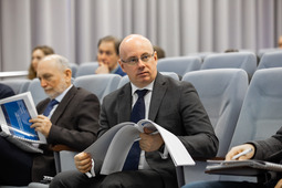 Первый заместитель генерального директора Николай Варламов в процессе обсуждения
