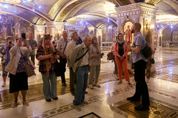 Участники экскурсии в храме святого князя Владимира