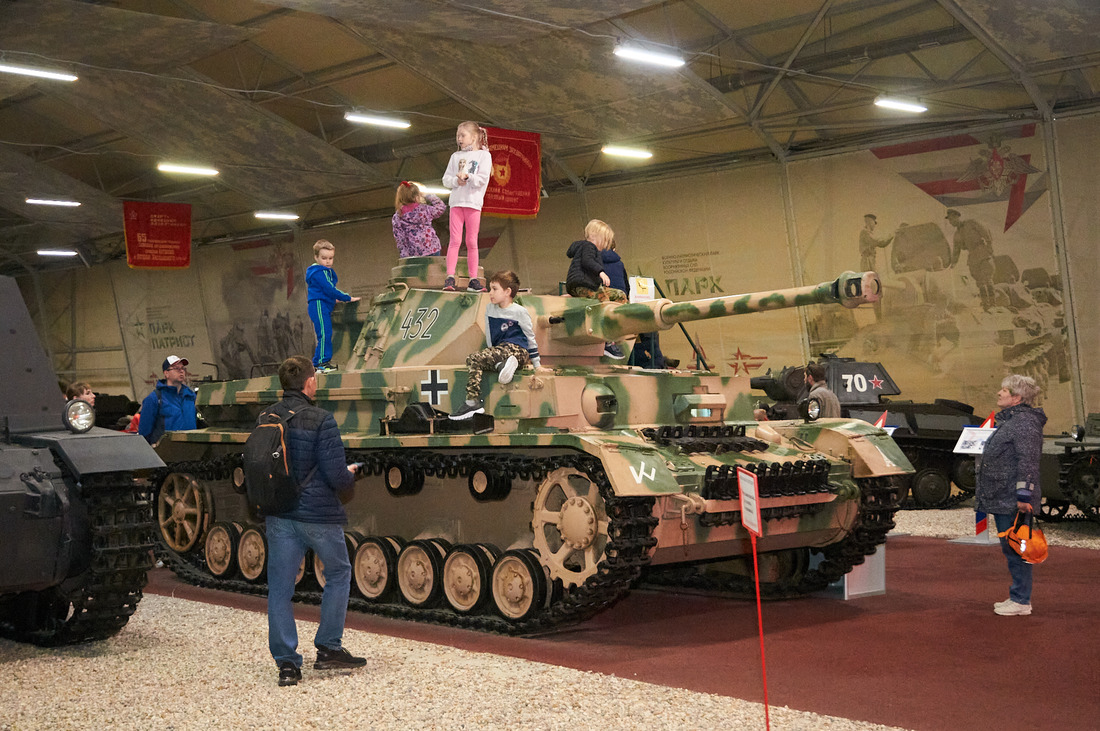 На выставке бронетанковой техники детям разрешили забраться на танк