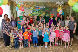 Традиционное фото на память с кукольными персонажами и гостями из АО «Газпром промгаз»