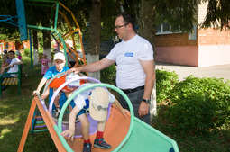 Алексей Иванов с воспитанниками детского дома