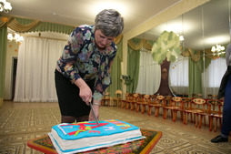 Директор детского дома Наталья Маторина  разделила необыкновенный торт «Букварь» на 40 равных частей