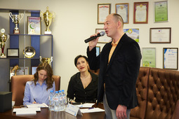 Начальник социально-экономического отдела Межрегиональной профсоюзной организации «Газпром профсоюз» Алексей Шишкин приветствует команды