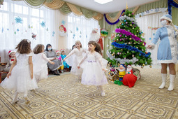 Танец снежинок украсил праздник