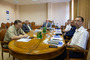 Николай Варламов (в центре) приветствует участников совещания из других городов, которые присоединились к мероприятию по видеоконференцсвязи