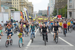Тысячи участников велопарада проехали по перекрытому Садовому кольцу, а также по части центральных улиц и бульваров