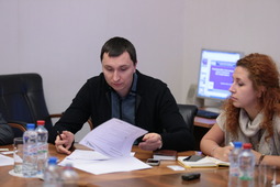 Игорь Грибанов знакомит участников встречи с мероприятиями, которые проходят при поддержке  Росмолодёжи
