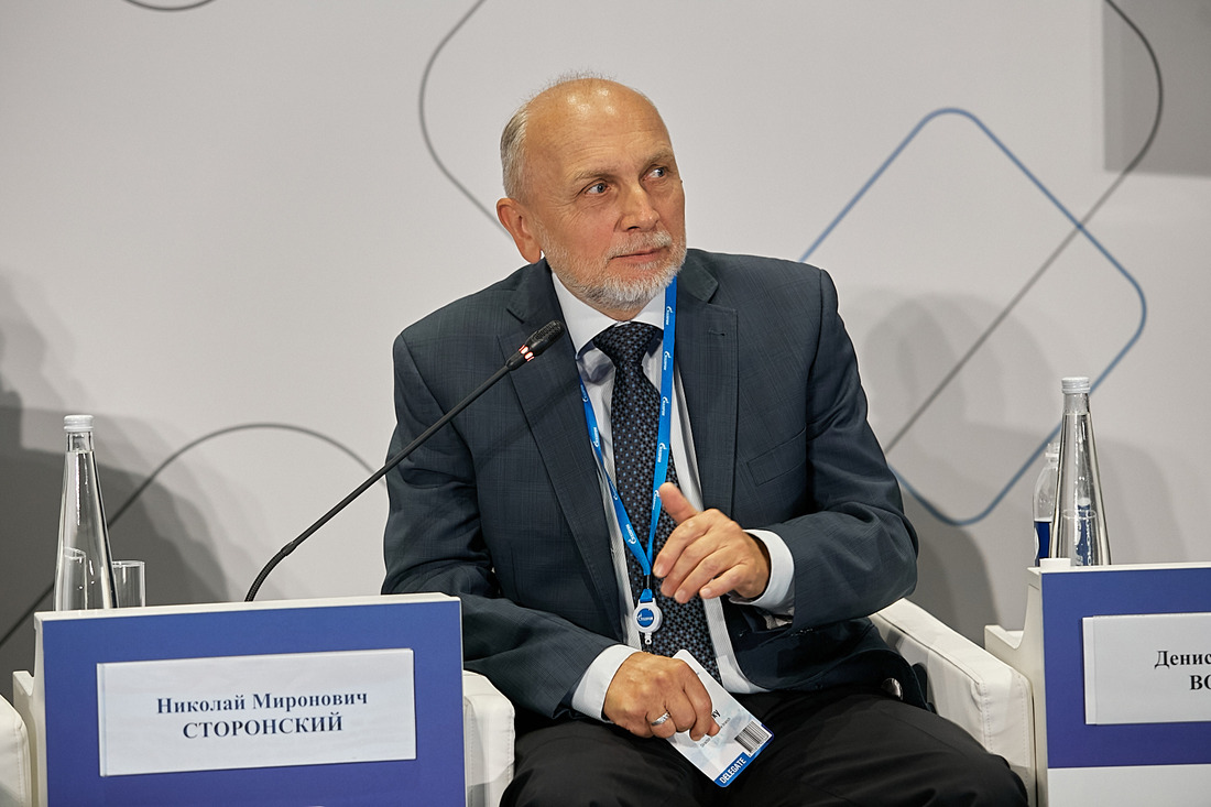 Николай Сторонский выступает на круглом столе «Роль и место сжиженных газов в реализации программы социально ориентированной газификации Российской Федерации»