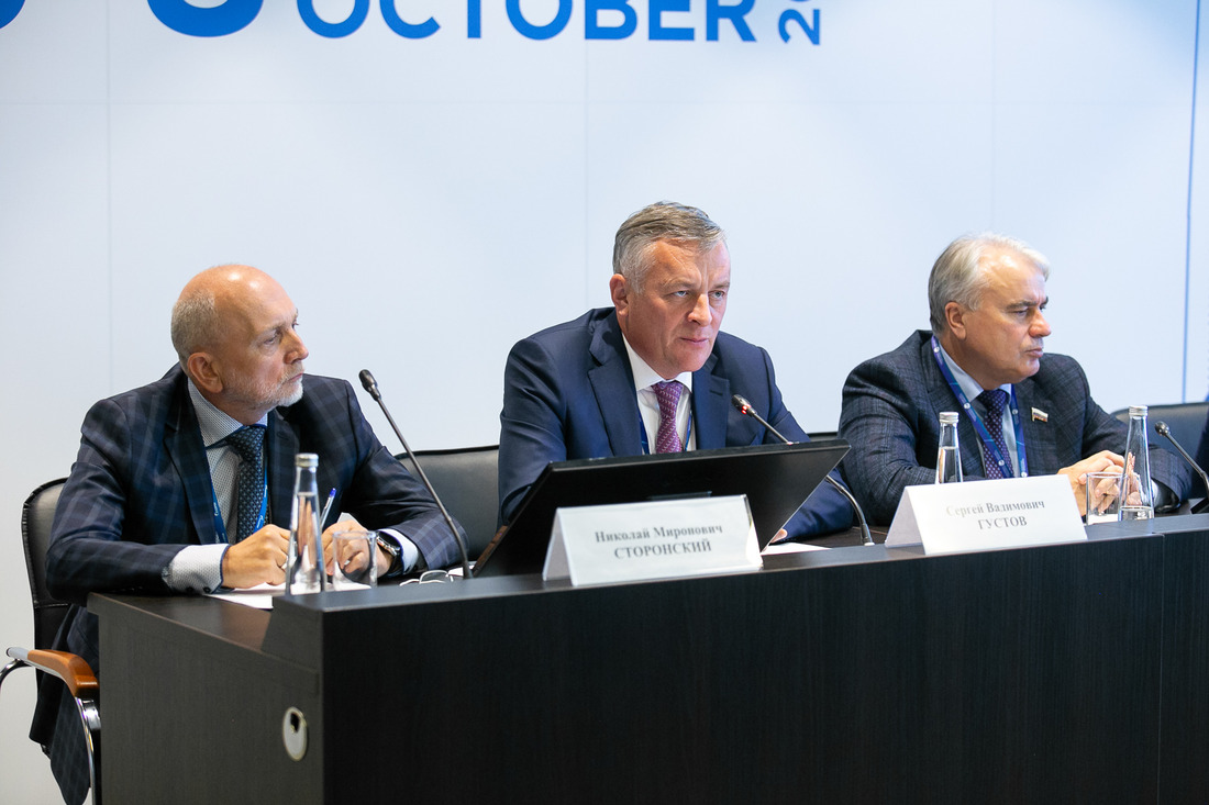 Николай Сторонский, Сергей Густов и Павел Завальный (слева направо) на открытии круглого стола