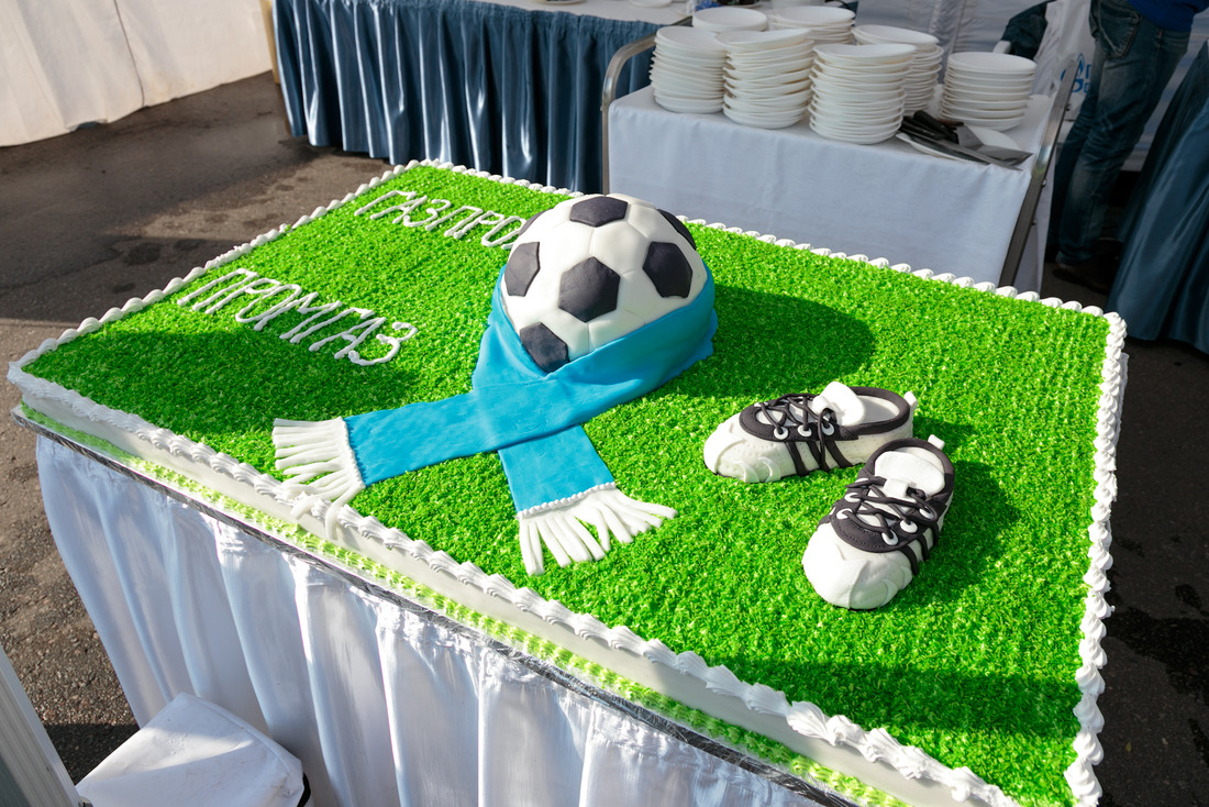36-килограммовый торт понравился и футболистам, и болельщикам