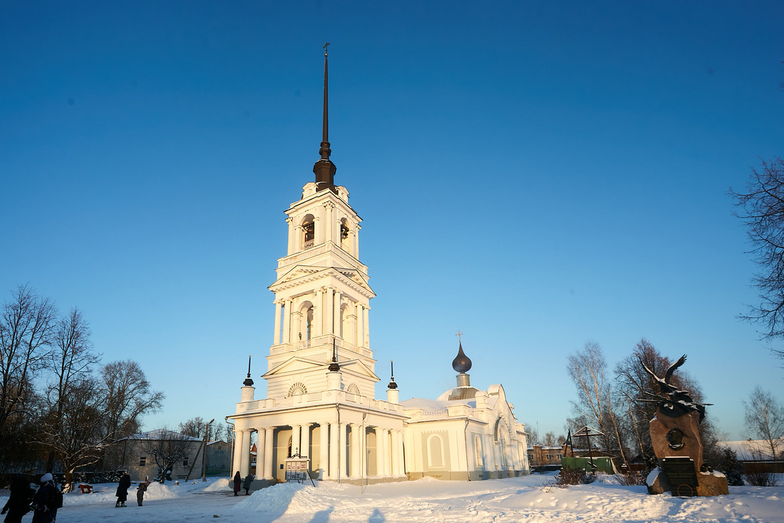 Вознесенская церковь и памятник М.В. Скопину-Шуйскому