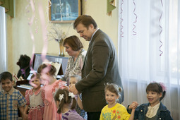 Александр Лаврентьев с воспитанниками «теплого дома»