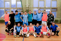 Футболисты «Промгаза» с командой из «Ниигазэкономика»