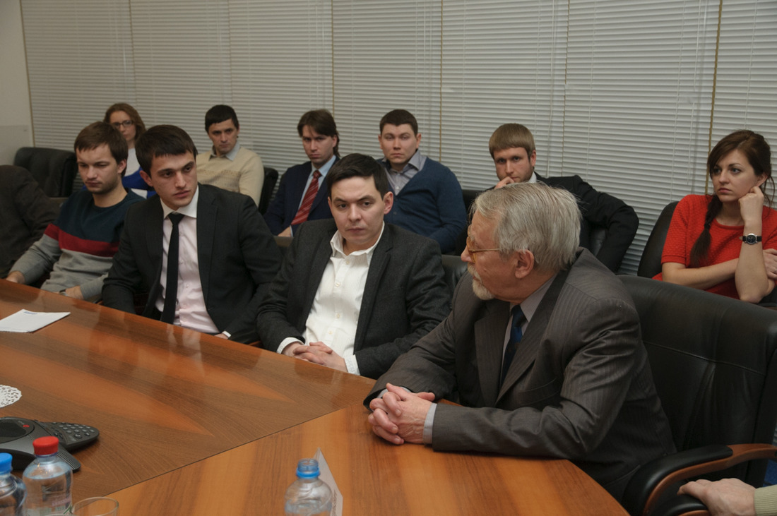 Евгений Ставровский делится с молодежью своими мыслями о наставничестве