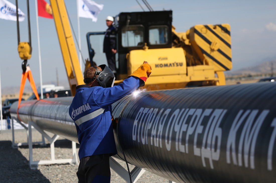 Сварка первого стыка финального участка II очереди магистрального газопровода «Бухарский газоносный район — Ташкент — Бишкек — Алматы»