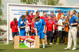 Специальный приз Генерального директора ОАО «Газпром промгаз» Юрия Спектора — настольный футбол — был передан футболистам Общества