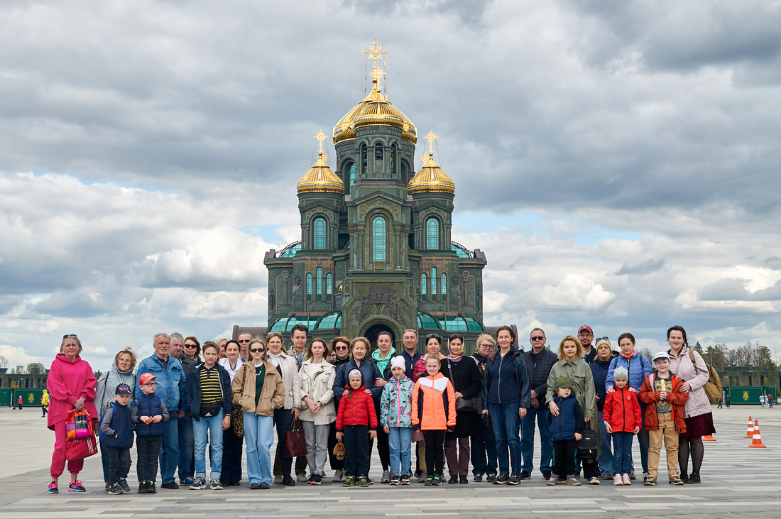 Участники экскурсии на территории музейно-храмового комплекса Вооруженных сил Российской Федерации