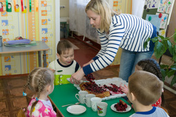 Делегация «Газпром промгаз» угощала детей вкусными пирогами