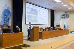 Главный технолог Владимир Галкин рассказывает сотрудникам «Газпром промгаз» об этапах комплексной модернизации завода