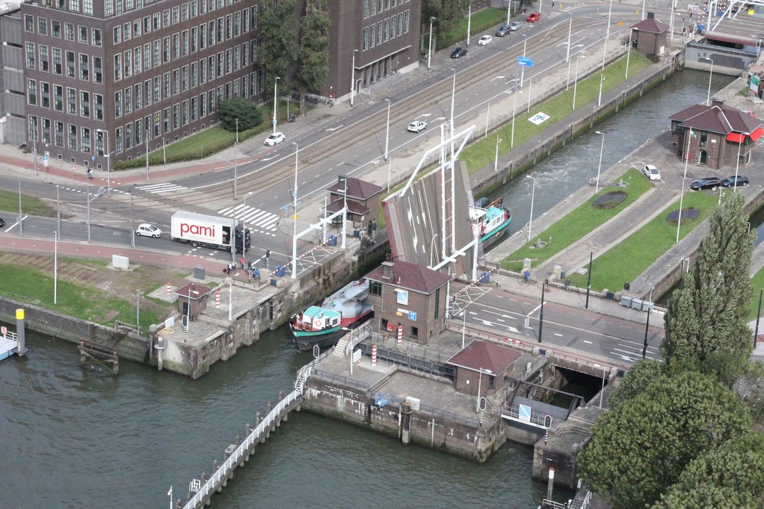 По каналу Роттердама идет газовоз
