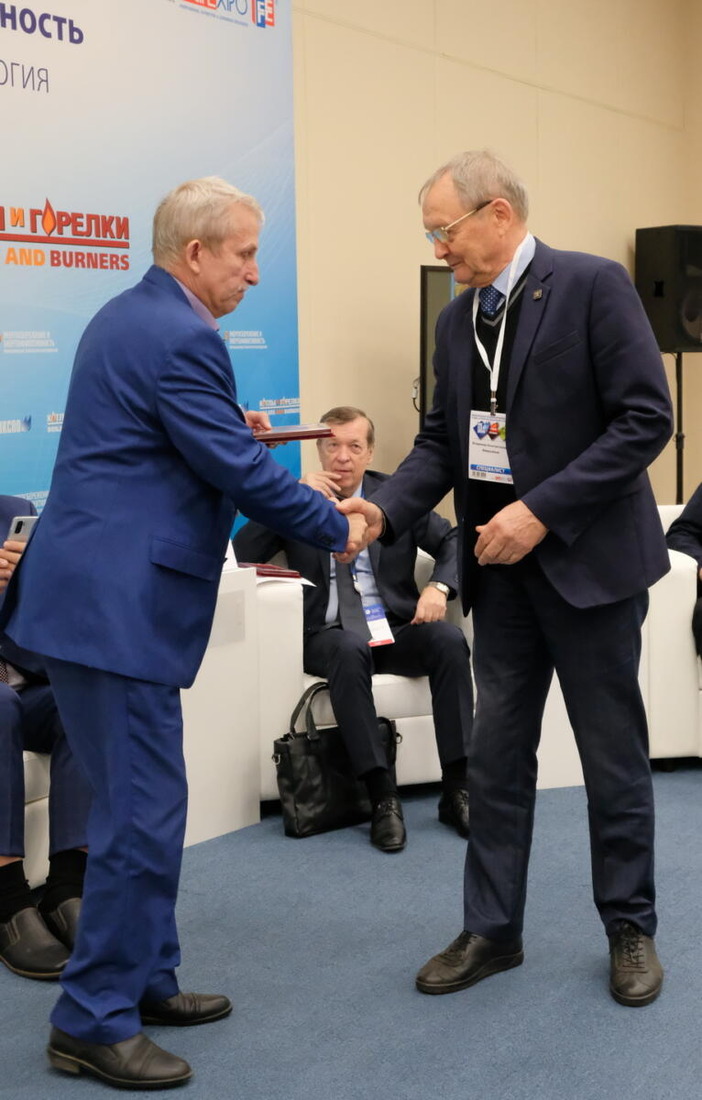 В.К. Аверьянову (справа) вручают медаль «100 лет плана ГОЭЛРО». Фото сайта nes-sf.ru
